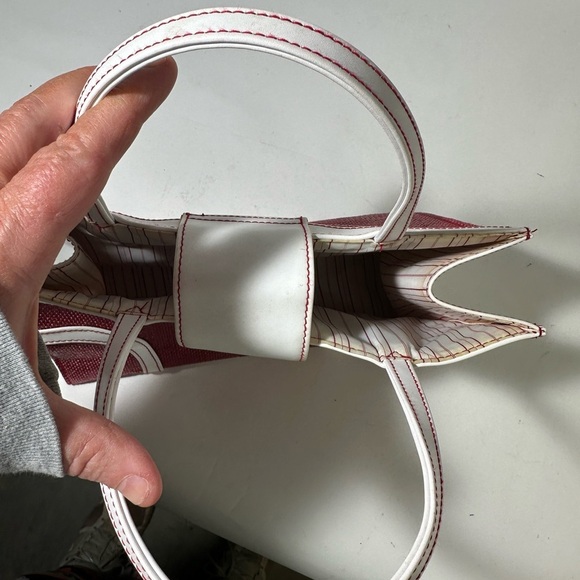 Red and White Structured Tote with Geometric Design - Picture 7 of 8